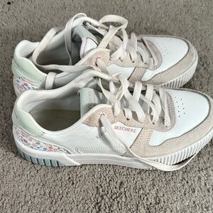 Skechers Women's White and Beige Floral Sneakers